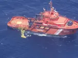 El buque Miguel de Cervantes, de Salvamento Marítimo, desplegando los tangones para recoger restos de combustible del Oleh Naydenov.