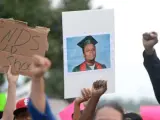 Un manifestante muestra una foto de Michael Brown, el joven que murió supuestamente a manos de un policía en Ferguson, Misuri.