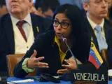 La canciller venezolana, Delcy Rodríguez (c), habla en Washington (EE.UU.).