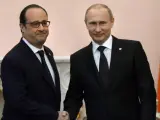 El presidente de Rusia, Vladimir Putin (d), da la mano a su homólogo francés, François Hollande, durante la reunión en Ereván, Armenia