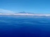Imagen aérea que muestra cómo varias manchas de fuel del pesquero 'Oleg Naydenov' se aproximan a las costas de Tenerife.
