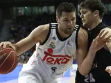 El jugador del Real Madrid Felipe Reyes y Dejan Todorovic, del Dominion Bilbao Basket, durante el partido de la jornada trigésima de la fase regular de la Liga Acb de baloncesto que ambos equipos disputaron en el Palacio de los Deportes de la capital.