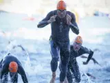 El español Javier Gómez Noya (c) sale del agua durante la disputa de la cuarta prueba del Mundial de triatlón, disputada en la localidad sudafricana de Ciudad del Cabo el 26 de abril del 2015.