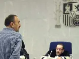 Los etarras Javier Ugarte Villar (d, de espaldas) y Jose Luis Erostegi Bidaguren (izda. por videoconferencia) durante el juicio.