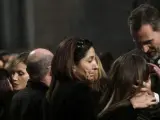 Los reyes dan el pésame a familiares de las víctimas de la tragedia aérea de los Alpes al término del funeral celebrado en la Sagrada Familia de Barcelona.