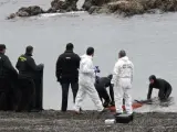 La Guardia Civil localiza en la playa del Tarajal de Ceuta el cadáver de un subsahariano.