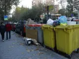 Contenedores de basura rebosantes de bolsas en el distrito de Carabanchel.