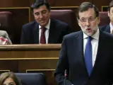 El presidente del Gobierno, Mariano Rajoy, durante una de sus intervenciones en la sesión de control al Ejecutivo en el Congreso. A su lado, la vicepresidenta del Gobierno, Soraya Sáenz de Santamaría.