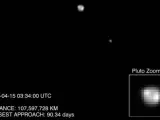 Imagen de Plutón y Caronte enviada por la sonda New Horizons, en el que se desvelan por primera vez regiones brillantes en el planeta enano que podrían ser casquetes polares.
