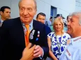 Momento en el que el rey Juan Carlos aparta el micrófono de Nico Abad.