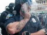 Policías forman una barricada en Baltimore, Maryland (EE UU).
