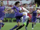 El delantero colombiano del Sevilla FC Carlos Bacca (d) lucha el balón con el montenegrino Stefan Savic, del ACF Fiorentina, Saviç durante el partido de ida de semifinales de la UEFA Liga Europa.