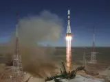 La nave de carga Progress M-27M con suministros para la Estación Espacial Internacional (EEI), tras ser lanzada desde el cosmódromo de Baikonur (Kazajistán).