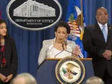 La fiscal general estadounidense, Loretta Lynch (c), en presencia de la jefa de la división de derechos civiles del Departamento de Justicia, Vanita Gupta (i), y del director de la Oficina de Servicios Policiales Orientados a la Comunidad (COPS), Ronald Davis.