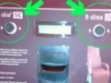Máquina expendedora de la empresa Decam, que comercializa las butacas reclinables a 5 euros por noche para los acompañantes de los pacientes en los hospitales catalanes.