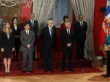 La presidenta de Chile, Michelle Bachelet (d), pronuncia un discurso junto a los integrantes de su gabinete ministerial.