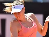 La tenista rusa Maria Sharapova devuelve la bola a la australiana Jarmila Gajdosova durante su partido de segunda ronda del Masters de Roma (Italia) 2015.