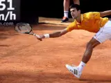 El tenista serbio Novak Djokovic devuelve la bola al español Nicolás Almagro durante un partido de la segunda ronda del torneo de Roma, que ambos han disputado en el Foro Italico en Roma el 12 de mayo de 2015.