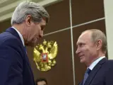 El secretario de Estado de EEUU, John Kerry (i) saluda al presidente ruso Vladimir Putin (d) en Sochi, Rusia.