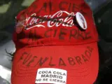 Una gorra de un trabajador de Coca-Cola durante la concentración ante la Inspección de Trabajo en defensa de los empleos esta empresa y contra el cierre de la planta de Fuenlabrada.
