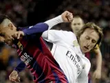 Luka Modric lucha por un balón con Neymar en un Barça - Madrid.