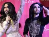 La cantante austríaca y ganadora del Festival de la Canción Eurovisión 2014 Conchita Wurst, a la derecha, durante la presentación de su figura de cera en Viena (Austria).