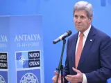 Imagen facilitada por el gabinete de prensa de la OTAN que muestra al secretario de Estado estadounidense, John Kerry, mientras comparece ante los medios de comunicación durante una reunión de la OTAN en Antalya (Turquía)