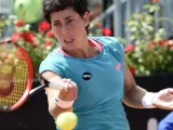 La tenista española Carla Suarez Navarro devuelve la bola a la canadiense Eugenie Bouchard durante el partido que enfrentó a ambas en la tercera ronda del torneo de Roma (Italia) el jueves 14 de mayo de 2015.