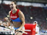 La atleta rusa Yelena Isinbayeva celebra el salto de 4,89 en la final de salto con pértiga en los Mundiales de atletismo.