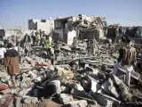 Edificios destruidos tras bombardeos de la coalición árabe en Sanaa, Yemen.
