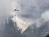 Medios aéreos refrescan el área del incendio forestal declarado en Alicante.