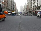 Grietas en el asfalto de la Gran Vía de Madrid.