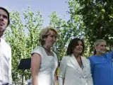 El presidente de honor del PP, José María Aznar (i), y la alcaldesa de Madrid, Ana Botella (2ªd), en un mitin en Madrid Río, acompañan a sus dos candidatas, Cristina Cifuentes (d) para la Comunidad y Esperanza Aguirre (2ªi) para el Ayuntamiento.