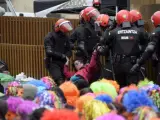 La Ertzaintza saca a una manifestante del "muro popular" formado para evitar la detención de tres miembros condenados de Segi.