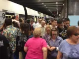 El andén y los trenes estaban llenos este lunes a las 14.00 horas en la estación de Xàtiva en plena jornada de huelga.