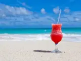 Una bebida en una playa.