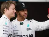 Los pilotos de Formula 1 del equipo Mercedes, el alemán Erik Nico Rosberg (i) y el británico Lewis Hamilton, se fotografían junto a su nuevo monoplaza W06.