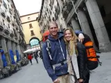 Yann y Lucie, turistas suecos, posan ante la Plaza Mayor de Madrid.