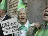 Afectados por las preferentes protestan en los alrededores de la Audiencia Nacional.