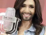 Conchita Wurst, ganadora de Eurovisión 2014, en la rueda de prensa tras llegar a su país, Austria.