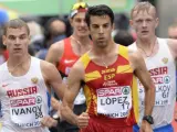 El atleta español Miguel Ángel López (centro)), seguido del ruso Aleksandr Ivanov (izq), en la prueba de 20 km marcha masculinos de los Campeonatos Europeos de Atletismo que se disputó en Zúrich (Suiza), donde logró la medalla de oro.
