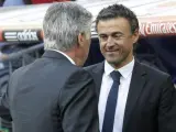 Los entrenadores del Real Madrid, el italiano Carlo Ancelotti (i) y Luis Enrique (d) se saludan al comienzo del partido de la novena jornada de Liga de Primera División disputado en el estadio Santiago Bernabéu.