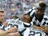 El jugador de la Juventus Roberto Pereyra celebra un gol con sus compañeros durante el partido contra el Nápoles.