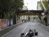El Mercedes de Nico Rosberg, en el circuito urbano de Montecarlo.