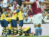 Los jugadores del Arsenal celebran uno de los goles de su equipo en la final de la FA Cup.