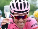 Alberto Contador celebra con champán su victoria en el Giro de Italia de 2015.
