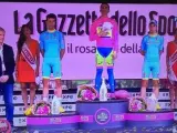 Fabio Aru, Alberto Contador y Mikel Landa, en el podio del Giro de Italia mientras sonaba el himno nacional de España.