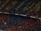 Aficionados del FC Barcelona en las gradas durante el inicio de la final de la Copa del Rey de fútbol.