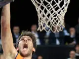 El base belga del Valencia Basket Sam Van Rossom mete una canasta durante el tercer partido frente al Dominion Bilbao Basket en la eliminatoria de cuartos de final de la Liga ACB.