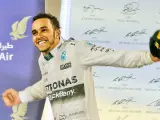 Lewis Hamilton celebra su victoria en el Gran Premio de Bahréin 2015.